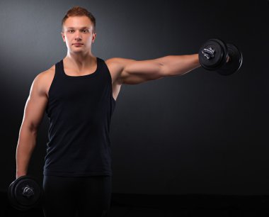 kaslı adam ile Halter egzersiz uyması