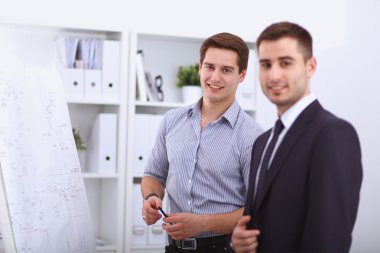 İş adamları iş toplantısında oturup tartışıyor.
