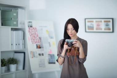 Kadın elinde kamera olan bir profesyonel fotoğrafçı.