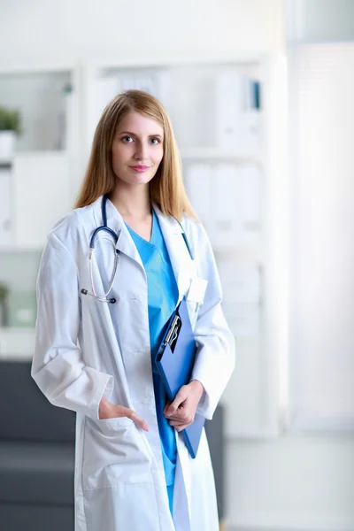 Retrato de médico mulher com pasta no corredor do hospital — Fotografia de Stock