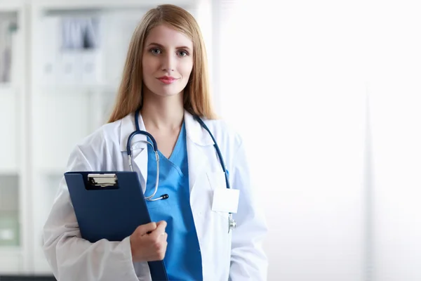 Portrait of woman doctor with folder at hospital corridor — Stock Photo, Image