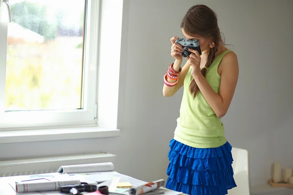 Porträt einer jungen schönen Fotografin auf dem Tisch. — Stockfoto