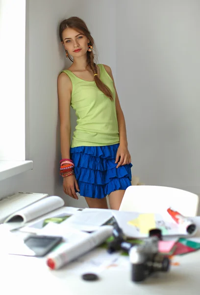 Retrato de una joven fotógrafa hermosa sobre la mesa . —  Fotos de Stock