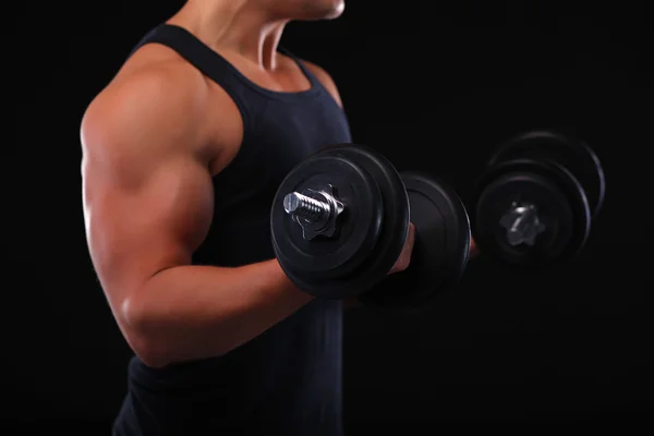 Ajuste o homem muscular exercitando com halteres — Fotografia de Stock