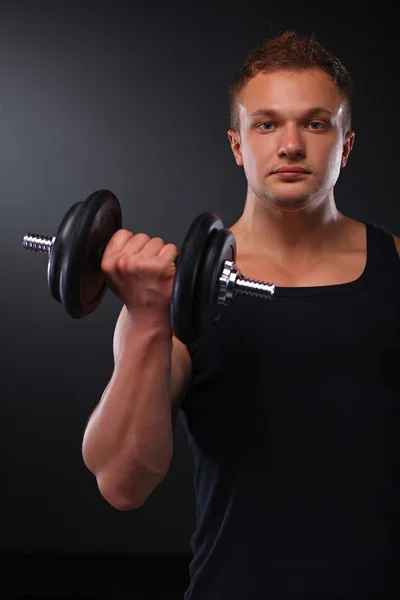 Fitter muskulöser Mann beim Training mit der Kurzhantel — Stockfoto