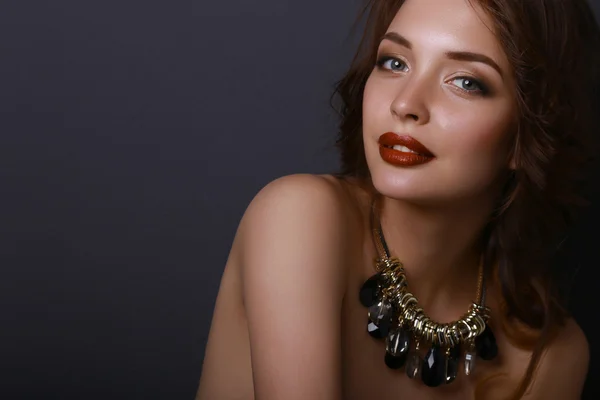 Portrait de jeune belle femme avec des bijoux — Photo