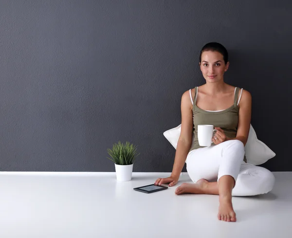 Attraktive kaukasische Mädchen sitzen auf dem Boden — Stockfoto