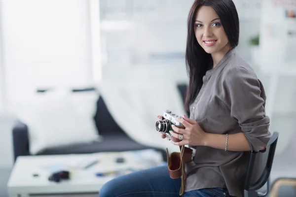 Mujer es una fotógrafa profesional con cámara — Foto de Stock