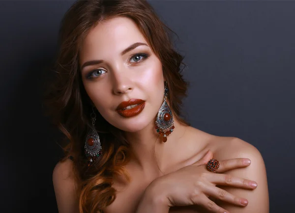 Portret van jonge mooie brunette vrouw in oor-ringen — Stockfoto