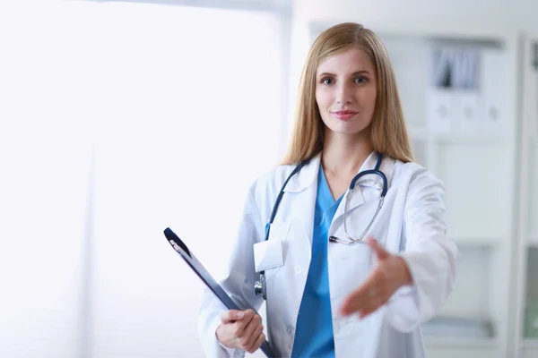 Retrato de uma jovem médica dando a mão, isolado no whi — Fotografia de Stock