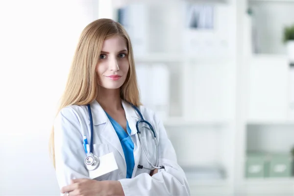 Ritratto di medico donna nel corridoio dell'ospedale — Foto Stock