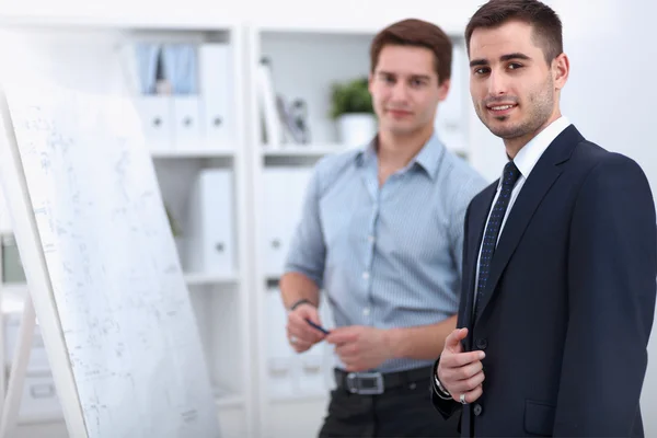 Affärsmän talar om möte på kontoret — Stockfoto