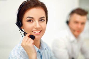 iş kadını ile çağrı merkezi kameraya gülümseyen mezartaşı