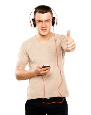 Kulaklık takan genç adam.