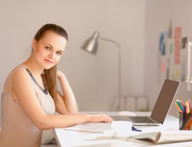 İş kadını ofiste.