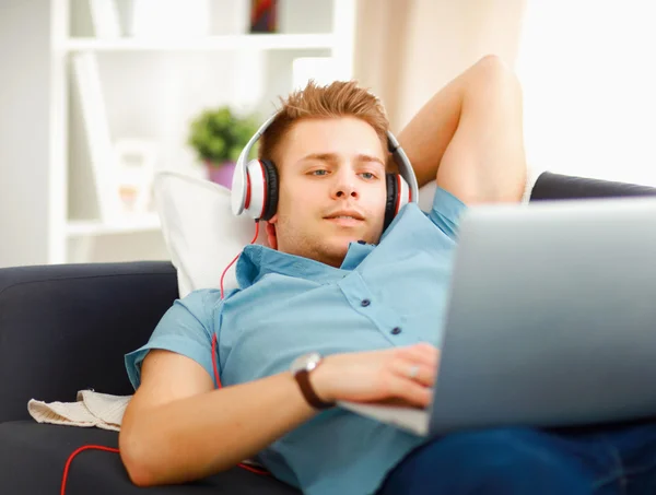 Goodlooking young man relaxing at home — Stock Photo, Image
