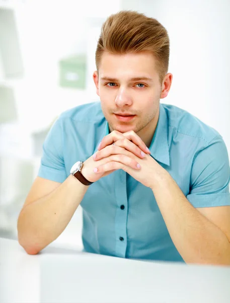 Affärsman på ett skrivbord — Stockfoto