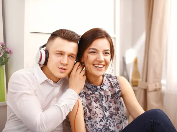 Jonge paar ontspannende en luisteren muziek samen — Stockfoto
