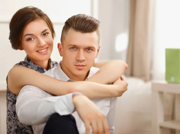 Sonriente joven pareja en casa — Foto de Stock