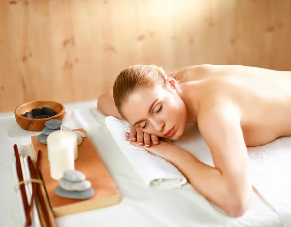 Spa woman.hot stenar massage — Stockfoto