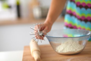 Mutfaktaki genç kadın, arka planda izole edilmiş.