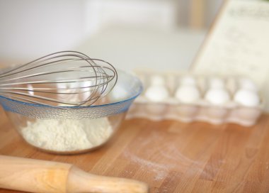 yumurta, ricotta peyniri ile oklava masasında un