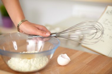 Mutfaktaki genç kadın, arka planda izole edilmiş.