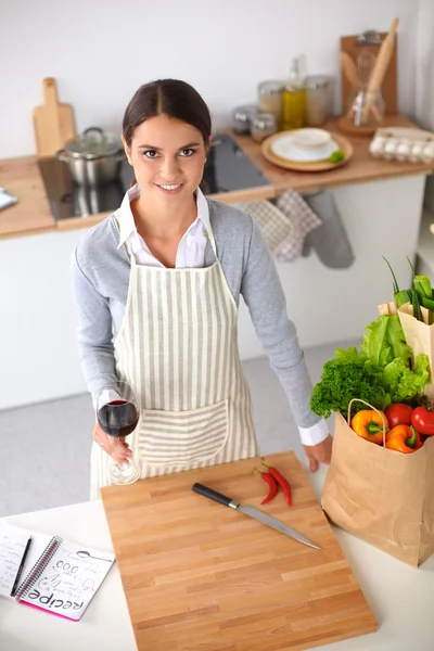 Mujer haciendo comida saludable de pie sonriendo en la cocina — Foto de Stock