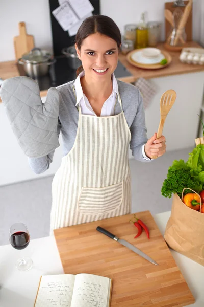 Vrouw maken van gezonde voeding staande glimlachend in keuken — Stockfoto