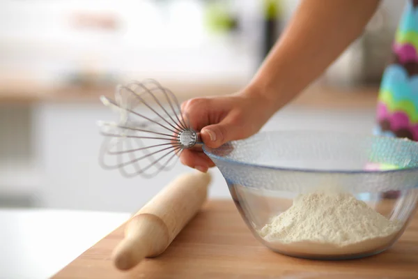 Mujer joven en la cocina, aislado en el fondo — Foto de Stock