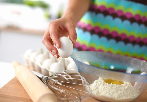 Jonge vrouw in de keuken, geïsoleerd op de achtergrond — Stockfoto