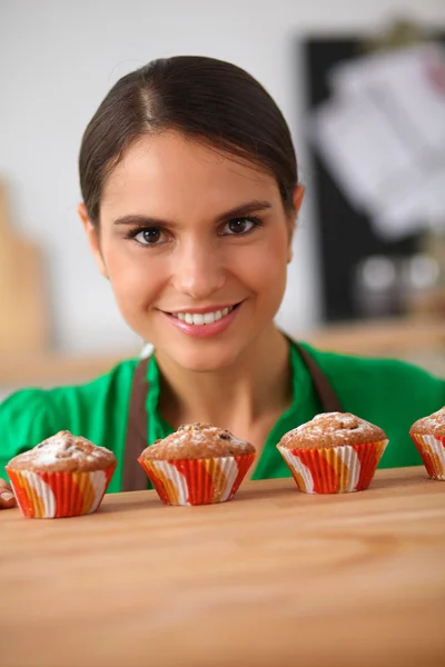 Mujer está haciendo pasteles en la cocina — Foto de Stock