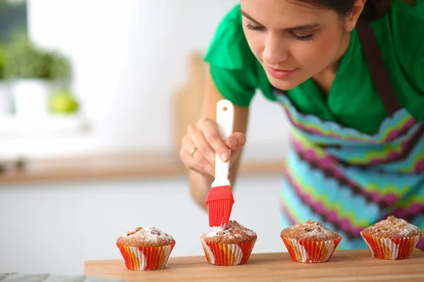 Frau backt Kuchen in der Küche — Stockfoto