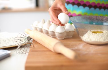 Mutfaktaki genç kadın, arka planda izole edilmiş.