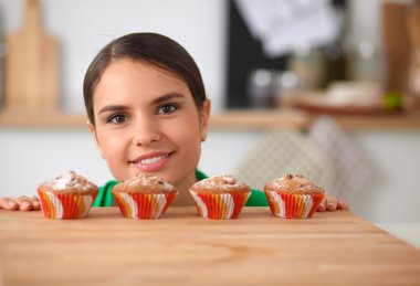 Kadın mutfakta pasta yapıyor.