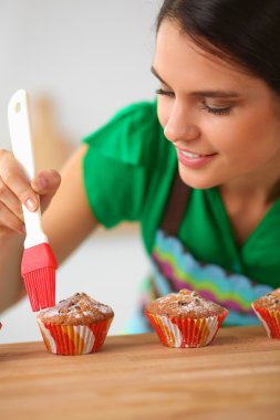 Kadın mutfakta pasta yapıyor.