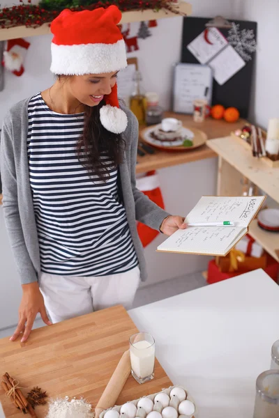 Gelukkig jong vrouw glimlachen gelukkig hebben plezier met kerst voorbereidingen dragen Santa hoed — Stockfoto