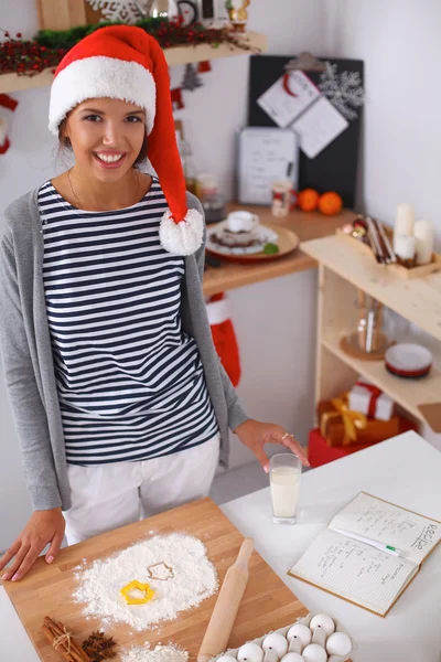 Happy young woman smiling happy having fun with Christmas preparations wearing Santa hat — Stock Photo, Image