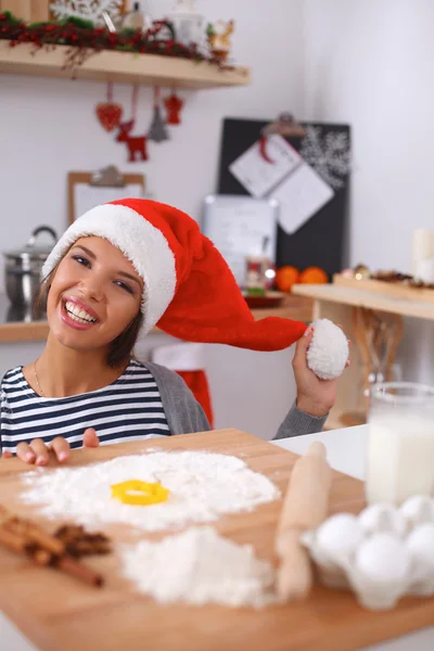 Glad ung kvinna ler glad ha kul med julen förberedelser bär Santa hatt — Stockfoto