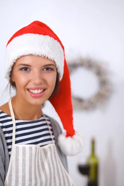 Mutlu genç bayan gülümsüyor Noel hazırlıklarıyla eğleniyor Noel Baba şapkası takıyor. — Stok fotoğraf