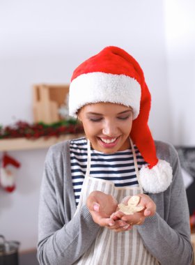 Kadın mutfakta Noel kurabiyesi yapıyor.