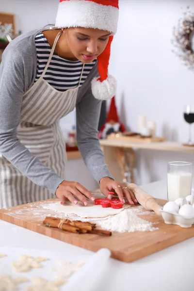 Mujer haciendo galletas de Navidad en la cocina — Foto de Stock