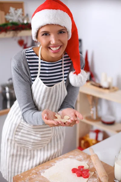 キッチンでクリスマスクッキーを作る女性 — ストック写真