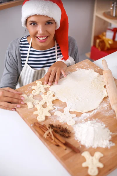 Woman making christmas cookies in the kitchen — Stock Photo, Image