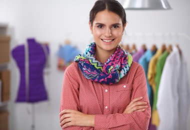 Stüdyoda çalışan modern genç moda tasarımcısı.