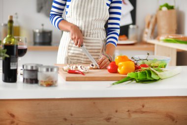 Mutfakta Sebze Kesen Genç Kadın