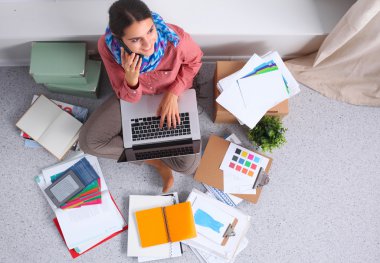 Stüdyoda çalışan modern genç moda tasarımcısı.