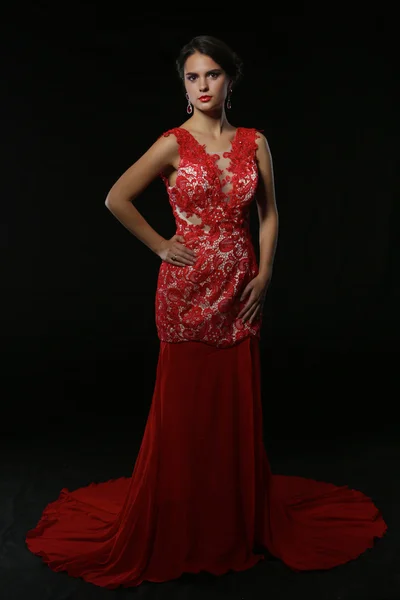 Unga skönhet kvinna i röd klänning. isolerad på svart bakgrund — Stockfoto