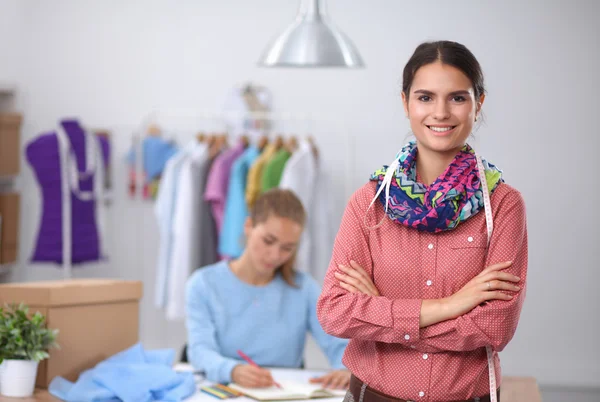 Moderne junge Modedesignerin arbeitet im Atelier. — Stockfoto