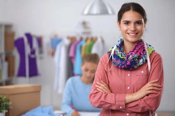 Modern ung modedesigner som arbetar på studio. — Stockfoto